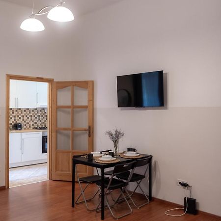 Cozy Apartment In Akacfa Street Budapesta Exterior foto