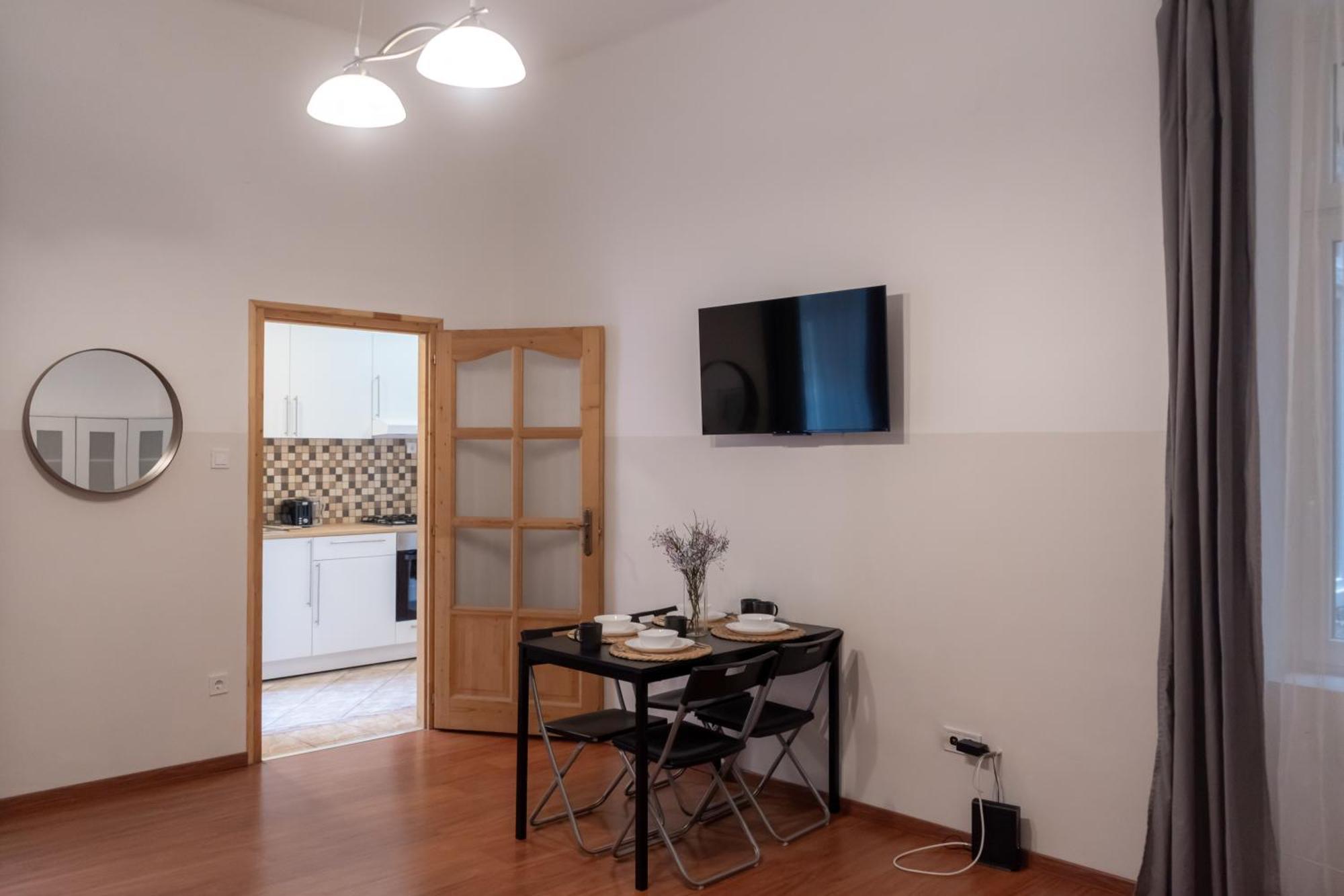 Cozy Apartment In Akacfa Street Budapesta Exterior foto