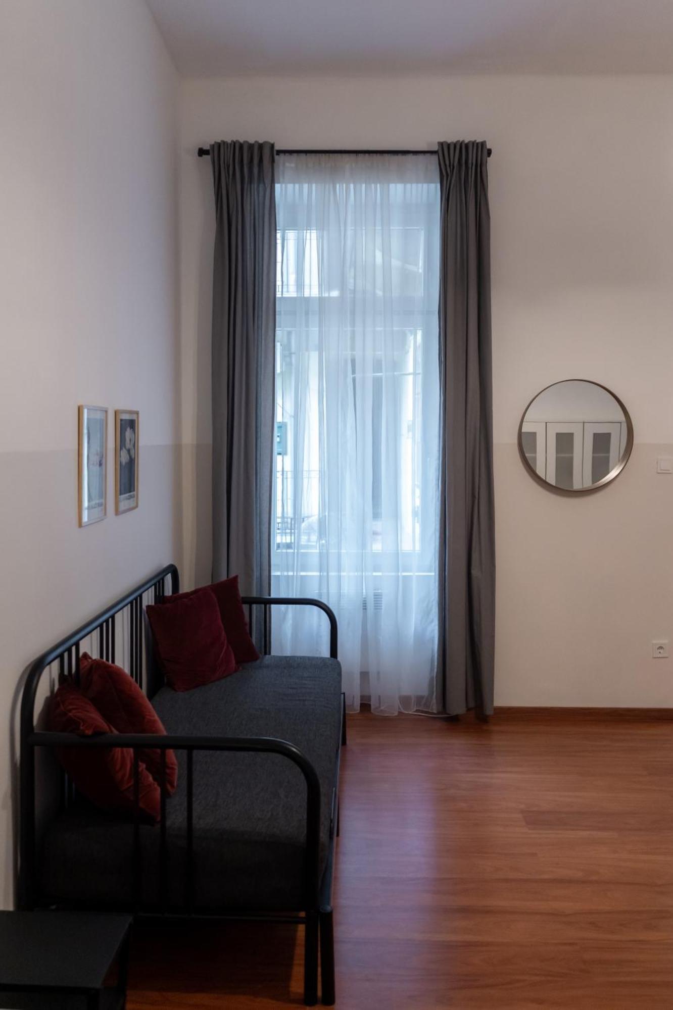 Cozy Apartment In Akacfa Street Budapesta Exterior foto